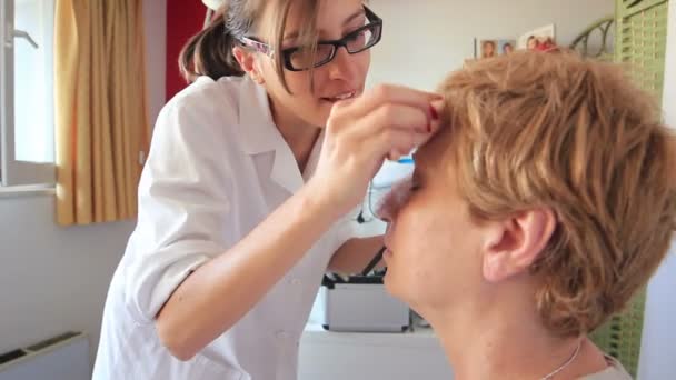 Esthéticienne appliquant le maquillage — Video