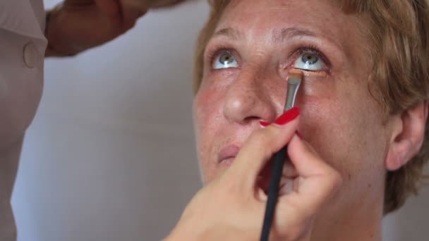 Schoonheidsspecialiste die make-up aanbrengt — Stockvideo