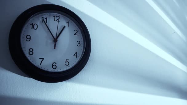 Reloj en la pared blanca — Vídeo de stock