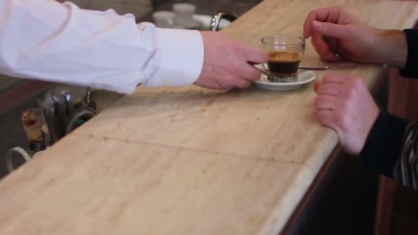 Бармен порції кави до клієнта — стокове відео