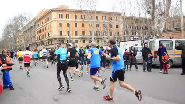 Mensen lopen op de Marathon van Rome — Stockvideo