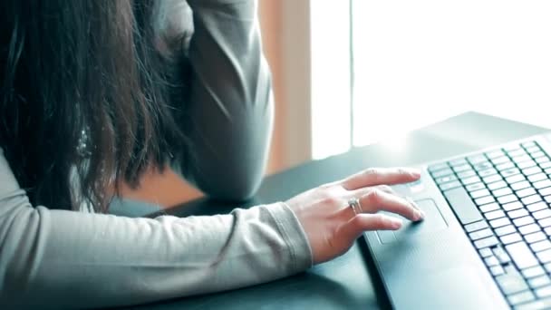 Женщина с помощью смартфона и ноутбука в офисе — стоковое видео
