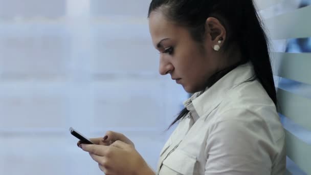 Businesswoman sending text message — Stock Video