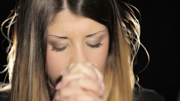 Νεαρή γυναίκα προσεύχεται και ψάχνοντας για το Θεό. σταυρωμένα χέρια, προσευχή, θρησκεία — Αρχείο Βίντεο