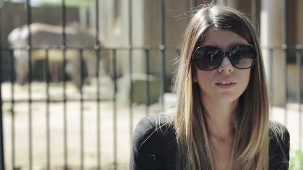 Mujer encantadora con gafas de sol — Vídeo de stock