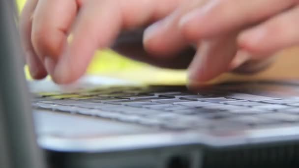 Mann tippt auf Laptop — Stockvideo