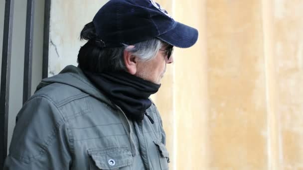 Uomo con cappello e occhiali da sole in attesa di qualcuno — Video Stock