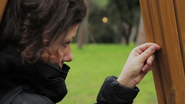 Mujer de pie en un parque — Vídeos de Stock