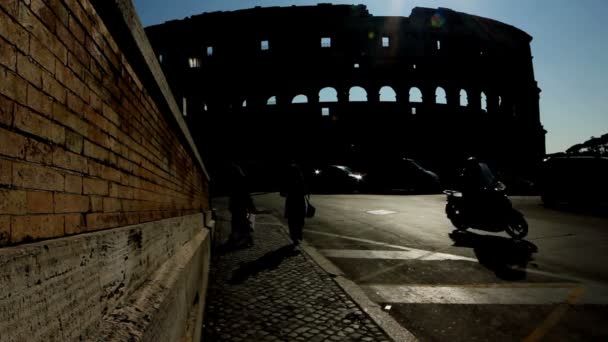 Mãe e filho perto de Coliseu — Vídeo de Stock