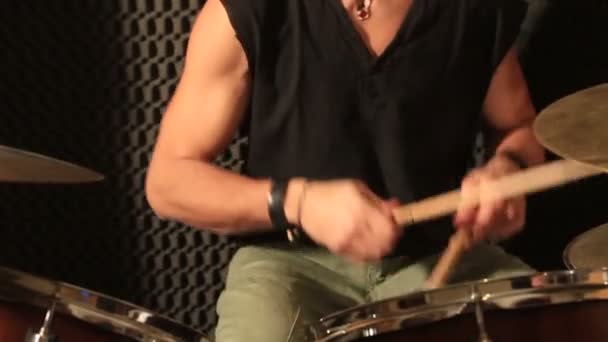 Активный барабанщик, играющий на ударных в студии — стоковое видео