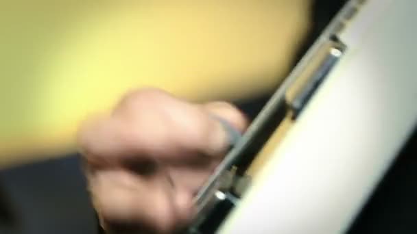 Guitarrista tocando la guitarra — Vídeos de Stock