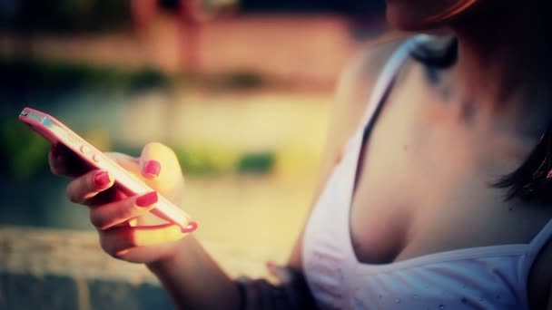 Mujer joven usando el teléfono móvil — Vídeos de Stock