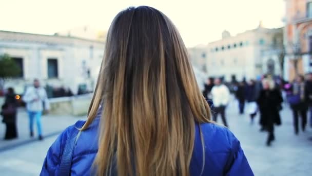 Bela jovem mulher andando na rua — Vídeo de Stock