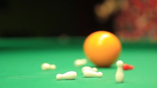 People playing nine-pin billiards — Stock Video