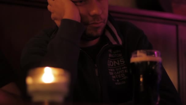 Triste homme à la table du pub — Video