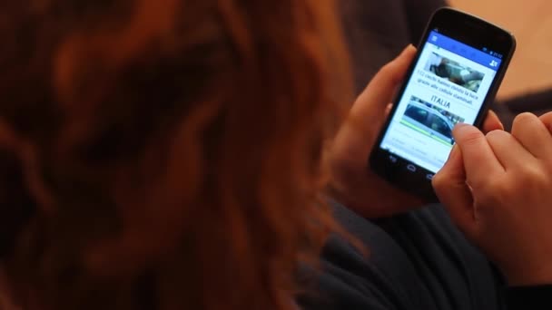 Γυναίκα χρησιμοποιώντας ένα smartphone για να σερφάρετε στο facebook — Αρχείο Βίντεο