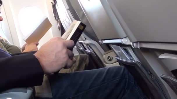 People reading on seats — Stock Video