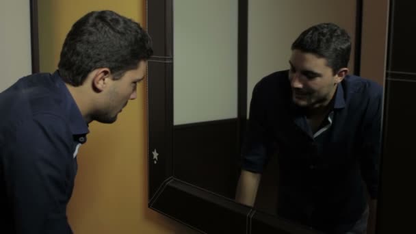 Homme déprimé regardant dans le miroir sa réflexion en colère 