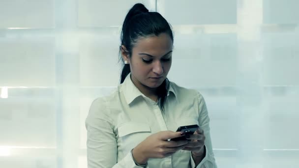 Mujer usando su teléfono inteligente — Vídeo de stock