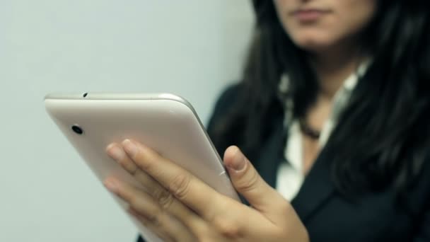 Mujer de negocios con tableta digital — Vídeo de stock