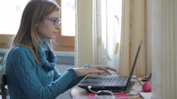 Szczęśliwa młoda piękna kobieta za pomocą laptopa, w pomieszczeniach — Wideo stockowe