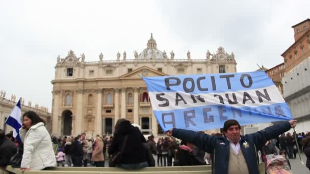 La folla in Piazza San Pietro — Video Stock