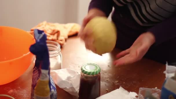 Preparazione torta di noci crostata — Video Stock