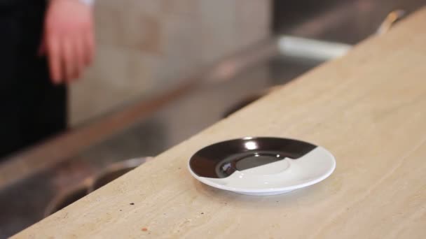 Официантка кладет чашку кофе на прилавок — стоковое видео