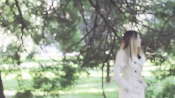 Mujer caminando en el parque de otoño — Vídeos de Stock