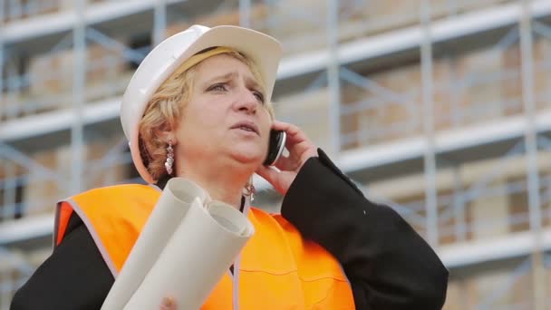 Kobiece inżynier rozmowa przez telefon — Wideo stockowe
