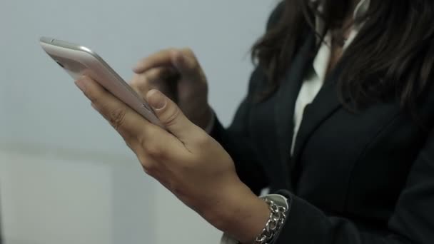 Mujer de negocios con tableta digital — Vídeos de Stock