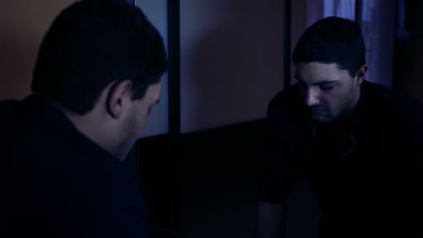 L'homme en colère se regarde dans le miroir. Il est vraiment furieux. 