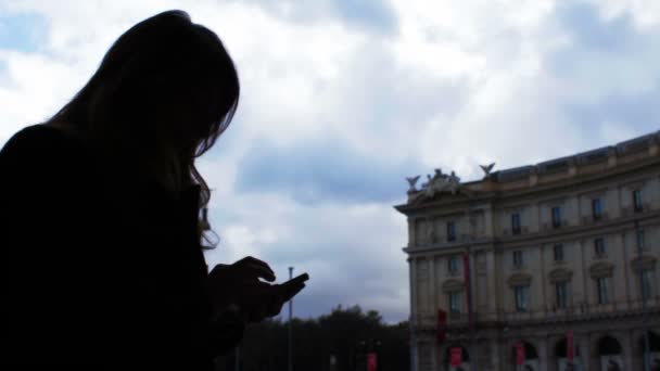 Messaggi di testo donna su smartphone — Video Stock