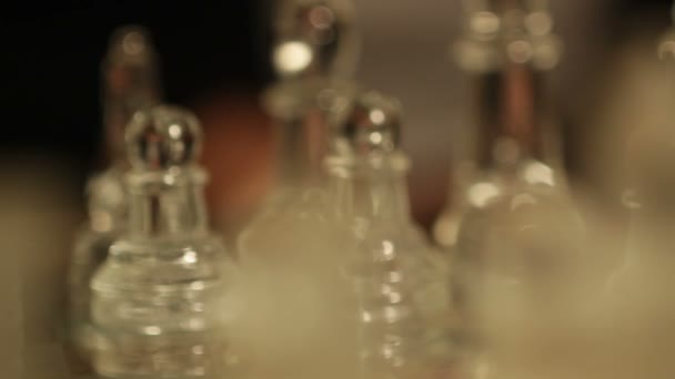 Ragazza che gioca con gli scacchi di vetro: mossa, scacchiera, pedone in movimento, luce calda rossa — Video Stock