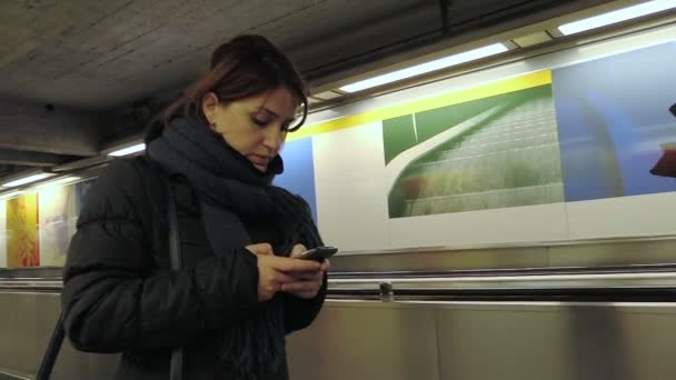 Mulher usando seu celular no túnel do metrô — Vídeo de Stock