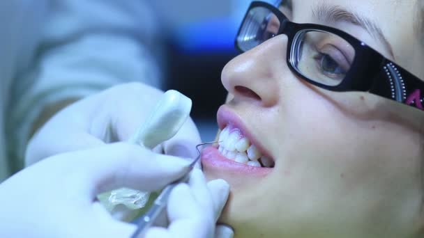 Dentista - Pacientes boca aberta durante o check-up oral — Vídeo de Stock