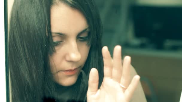 Отчаянная женщина, депрессивная женщина, грустная женщина за окном — стоковое видео