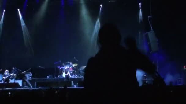 Tłum zabawa na koncert rockowy — Wideo stockowe