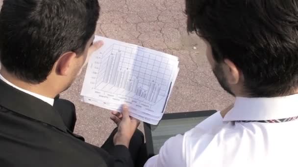 Due uomini d'affari parlano di un progetto su un parco — Video Stock