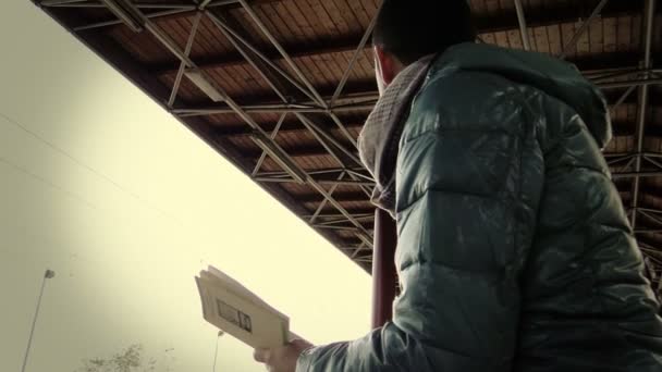 Młody mężczyzna na stacji kolejowej — Wideo stockowe