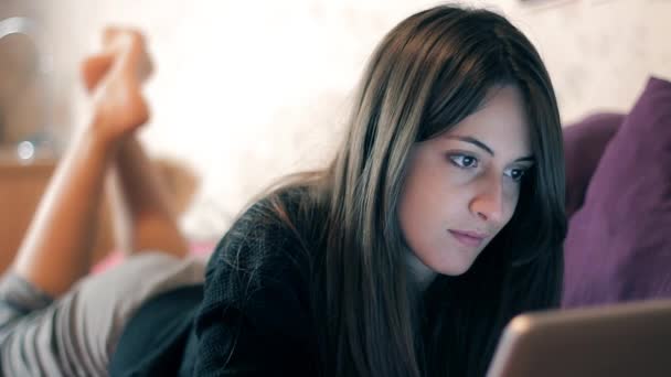 Mujer hermosa joven feliz usando el ordenador portátil, en interiores — Vídeos de Stock