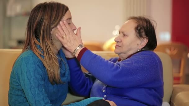 Abuela y nieta retrato, abrazado — Vídeo de stock