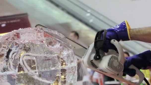 Sculpteur de glace modélisant un casque pour moto — Video