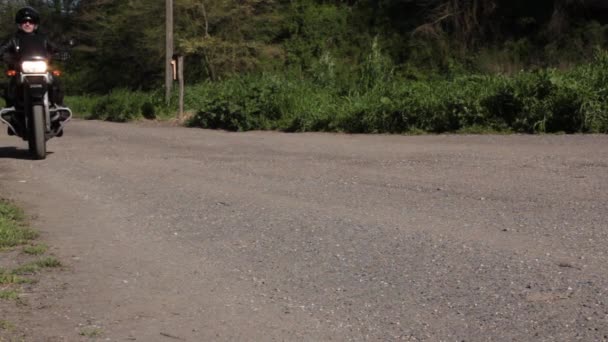 Motorkář na motorce zastavil — Stock video