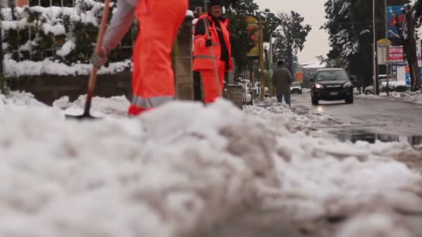 El hombre pala nieve de la acera — Vídeos de Stock