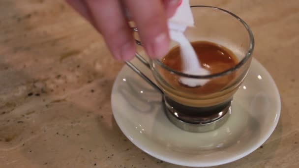 Putting sugar in coffee — Stock Video