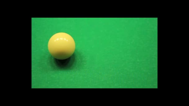 Gelber Snookerball auf dem Spieltisch — Stockvideo