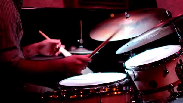 Музыкант играет на барабанах — стоковое видео