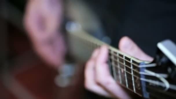 Chitarrista che suona la chitarra — Video Stock