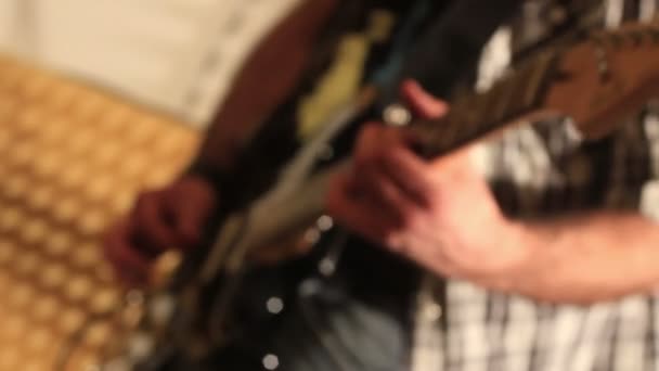 Людина грає на електричній гітарі — стокове відео